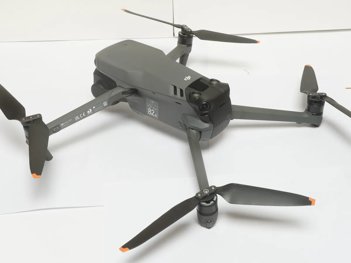 Dron DJI Mavic 3 Pro z rozłożonymi ramionami i potrójnym układem kamer