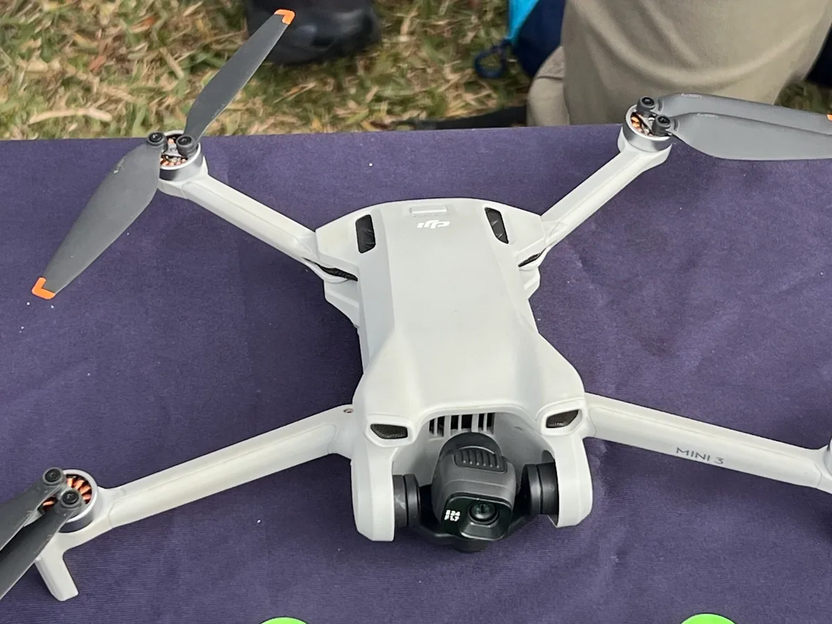 Dron DJI Mini 3 z rozłożonymi ramionami, widok z góry