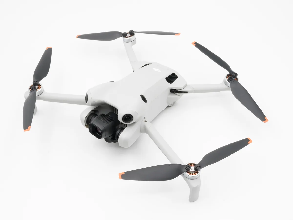 Dron DJI Mini 4 Pro z rozłożonymi ramionami, ujęcie z góry pod kątem