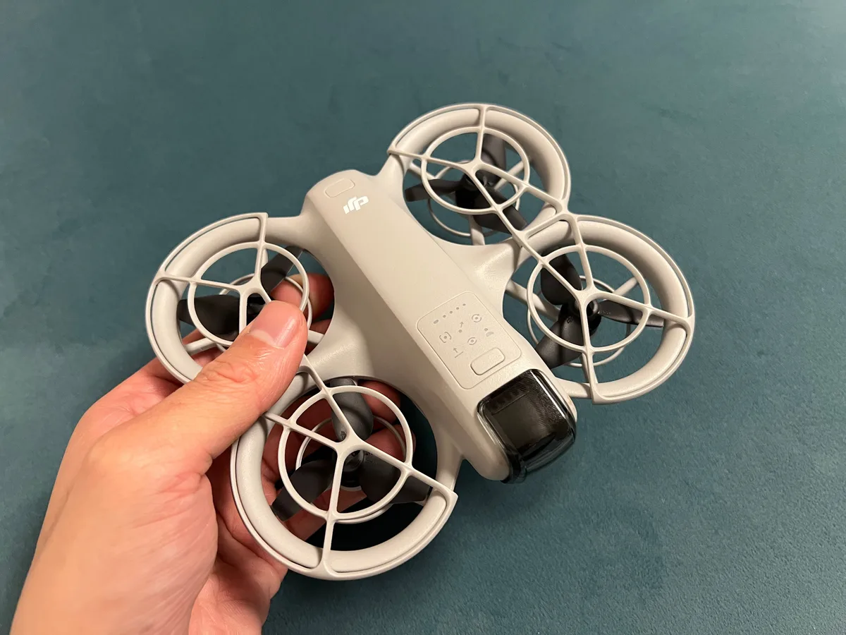 Miniaturowy dron DJI Neo trzymany w dłoni